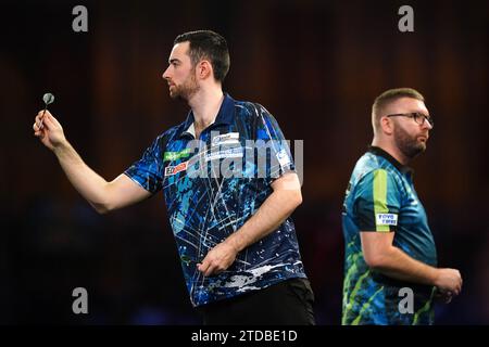 Luke Humphries im Kampf gegen Lee Evans (rechts) am dritten Tag der Paddy Power World Darts Championship im Alexandra Palace, London. Bilddatum: Sonntag, 17. Dezember 2023. Stockfoto