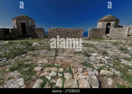 138 Aussichtstürme, untere Terrasse der Burg Ali Pascha, Insel in der Bucht von Porto Palermo, die durch einen Landstreifen mit dem Festland verbunden ist. Himare-Albanien. Stockfoto