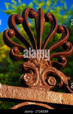 Details eines kunstvollen schmiedeeisernen Tors in Charleston, South Carolina Stockfoto