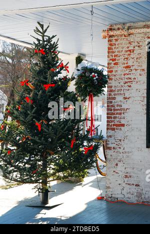 Ein Weihnachtsbaum steht auf der Veranda eines Pubs in New England Stockfoto