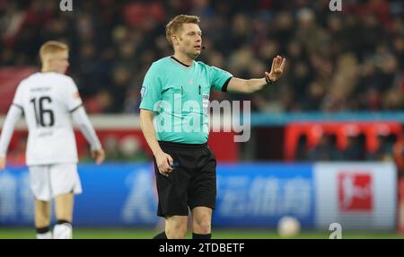 Leverkusen, Deutschland. Dezember 2023. 17.12.2023, Fussball Bundesliga, Bayer 04 Leverkusen - Eintracht Frankfurt, emonline, emspor, v.l., Schiedsrichter Christian Dingert DFL/DFB-VORSCHRIFTEN VERBIETEN DIE VERWENDUNG VON FOTOGRAFIEN ALS BILDSEQUENZEN UND/ODER QUASI-VIDEO. Xdcx Credit: dpa/Alamy Live News Stockfoto