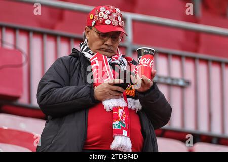 Liverpool, Großbritannien. Dezember 2023. Ein Liverpool-Fan vor dem Auftakt während des Premier League-Spiels Liverpool gegen Manchester United in Anfield, Liverpool, Vereinigtes Königreich. Dezember 2023. (Foto: Mark Cosgrove/News Images) Credit: News Images LTD/Alamy Live News Stockfoto