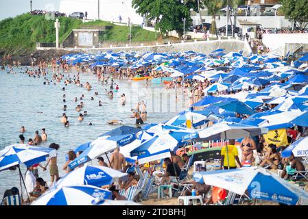 Salvador, Bahia, Brasilien - 5. Januar 2022: Am Strand von Porto da Barra in der Stadt Salvador, Bahia, werden Menschen beobachtet, die Spaß haben. Stockfoto