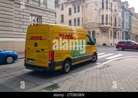 OSTRAVA, TSCHECHISCHE REPUBLIK - 25. AUGUST 2022: MAN TGE Elektrotransporter von DHL Transportunternehmen in den Straßen von Ostrava Stockfoto