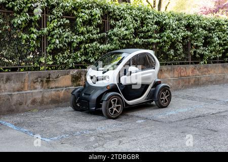 BOLOGNA, ITALIEN - 19. APRIL 2022: Kleiner Renault Twizy Elektrowagen parkt auf der Straße in Bologna, Italien Stockfoto