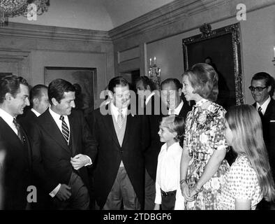 Madrid, 7.8.1976. Ich schwöre auf die neue Regierung. Nach der Vereidigung vor HM, dem König der Mitglieder des neuen Ministerkabinetts, HH.MM. In Begleitung ihrer Kinder sprechen sie mit dem Regierungspräsidenten und seinen Ministern. Quelle: Album/Archivo ABC Stockfoto