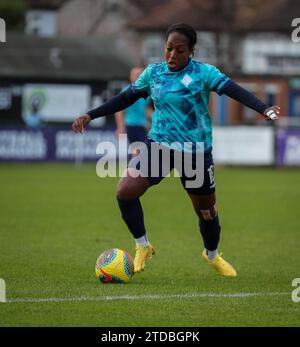 Ruislip, Großbritannien. Dezember 2023. Ruislip, England, 17. Dezember 2023: Danielle Carter (18 London City Lionesses) fährt mit dem Ball während des Barclays FA Womens Championship-Spiels zwischen Watford und London City Lionesses in Grosvenor Vale in Ruislip, England (will Hope/SPP) Credit: SPP Sport Press Photo. /Alamy Live News Stockfoto