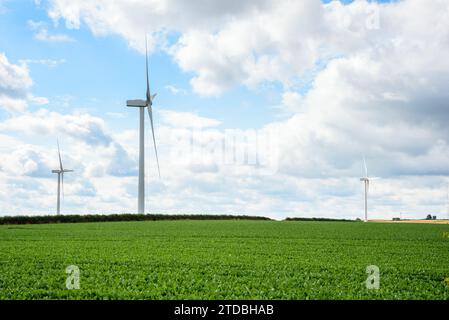 Windpark in einer ländlichen Landschaft in Englad an einem teilweise bewölkten Sommertag Stockfoto
