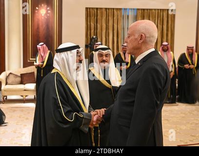 Der tunesische Präsident Kais Saied dankte dem neuen Kuwait-Emir Scheich Meshal al-Ahmad al-Jaber al-Sabah nach dem Tod seines Vorgängers Kais Saied dem neuen kuwaitischen Emir Scheich Meshal al-Ahmad al-Jaber al-Sabah nach dem Tod seines Vorgängers und Halbbruders Scheich Nawaf sein Beileid Al-Ahmad Al-Jaber Al-Sabah, am 17. Dezember 2023 in Kuwait City. Foto: Büro der tunesischen Präsidentschaft apaimages Kuwait Kuwait Kuwait 171223 Kuwait TPO 005 Copyright: XapaimagesxTunisianxPresidencyxxapaimagesx Stockfoto