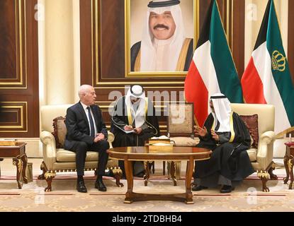 Der tunesische Präsident Kais Saied dankte dem neuen Kuwait-Emir Scheich Meshal al-Ahmad al-Jaber al-Sabah nach dem Tod seines Vorgängers Kais Saied dem neuen kuwaitischen Emir Scheich Meshal al-Ahmad al-Jaber al-Sabah nach dem Tod seines Vorgängers und Halbbruders Scheich Nawaf sein Beileid Al-Ahmad Al-Jaber Al-Sabah, am 17. Dezember 2023 in Kuwait City. Foto: Büro der tunesischen Präsidentschaft apaimages Kuwait Kuwait Kuwait 171223 Kuwait TPO 002 Copyright: XapaimagesxTunisianxPresidencyxxapaimagesx Stockfoto