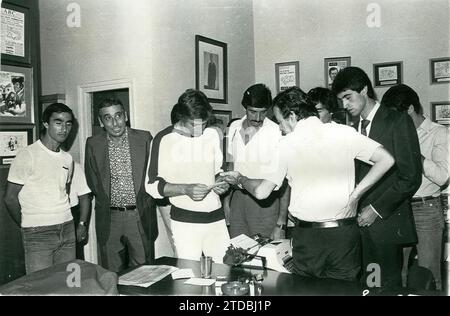 Besuch der ABC Golden Weddings ABC Production. Besuch des Goldenen Jubiläums von ABC (Oktober 1979) II. Regisseure, Trainer und Spieler des FC Sevilla besuchten das ABC-Haus in Sevilla anlässlich des goldenen Jubiläums der Zeitung. Im Bild sind Manuel Ferrand, der Trainer Francisco Jiménez Becerril und die Spieler Pulido, Araquistain, Gustavo Fernández, Álvarez und Juanito zu sehen. Quelle: Album / Archivo ABC / Ángel Doblado Stockfoto