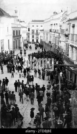 03/31/1906. Sherry. Demonstration der Arbeiter vor dem Rathaus. Die Demonstranten, die um Arbeit baten, stellten sich schließlich der Polizei gegenüber, was zu einem Zusammenstoß mehrerer Wärter und Arbeiter führte. Quelle: Album / Archivo ABC / Antonio Calvache Stockfoto