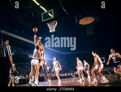 NEW YORK, NY – 3. NOVEMBER: Mel Hutchins #10 und Ray Felix #19 der New York Knicks gehen am 3. November 1957 im Madison Square Garden in New York für den Block. (Foto von Hy Peskin) *** örtliche Unterschrift *** Mel Hutchins;Ray Felix Stockfoto