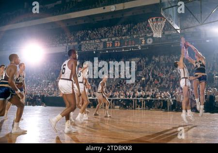 NEW YORK, NY – 3. NOVEMBER: Joe Graboski #9 der Philadelphia Warriors schießt den Ball, als Mel Hutchins #10 der New York Knicks während eines NBA-Spiels am 3. November 1957 im Madison Square Garden in New York, New York, für den Block geht. (Foto von Hy Peskin) *** örtlicher Bildtitel *** Joe Graboski;Mel Hutchins Stockfoto