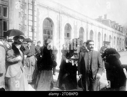 02/28/1906. Ankunft am Bahnhof. Die Königin und Prinzessin Beatrice steigen aus dem Auto aus (die letzte Rede mit dem Vizekonsul von Spanien, Mr. Estomba). Quelle: Album / Archivo ABC / Francisco Goñi Stockfoto