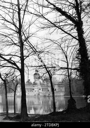 02/25/1960. Morgen, Wiedereröffnung des Embarcadero. Nach einer gründlichen Reinigung ist der Teich des Rückzugs wieder voller Wasser, jetzt durchsichtig und kristallklar, sogar für ein paar Tage, und hundertzehn Boote, die, entsprechend repariert und lackiert, neuwertig, warten, an ihren Ufern vertäut, Fans des Rudersports überlassen wurden. Quelle: Album / Archivo ABC / Teodoro Naranjo Domínguez Stockfoto