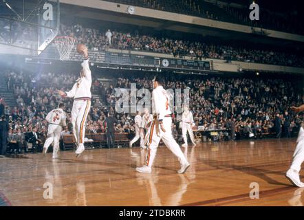 NEW YORK, NY – 3. NOVEMBER: Joe Graboski #9 der Philadelphia Warriors macht sich während der Aufwärmphase auf den Lay-Up vor einem NBA-Spiel gegen die New York Knicks am 3. November 1957 im Madison Square Garden in New York, New York. (Foto von Hy Peskin) *** örtlicher Bildtitel *** Joe Graboski Stockfoto