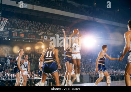 NEW YORK, NY – 3. NOVEMBER: Willie Naulls #6 der New York Knicks trifft den Schuss, als er von Joe Graboski #9 der Philadelphia Warriors während eines NBA-Spiels am 3. November 1957 im Madison Square Garden in New York verteidigt wird. (Foto von Hy Peskin) *** örtlicher Bildtitel *** Willie Naulls;Joe Graboski Stockfoto