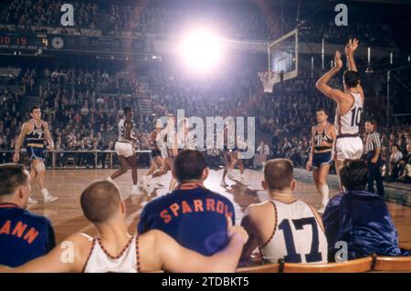NEW YORK, NY – 3. NOVEMBER: Mel Hutchins #10 der New York Knicks trifft den Schuss während eines NBA-Spiels gegen die Philadelphia Warriors am 3. November 1957 im Madison Square Garden in New York. (Foto von Hy Peskin) *** örtliche Unterschrift *** Mel Hutchins Stockfoto