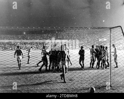 Das Atlético de Madrid-Betis-Spiel, das für die erste Liga in der Saison 1961-62 gültig ist, spielte am 9. September 1961 im Metropolitan Stadion mit einem Sieg von 1-0 für Atlético de Madrid, mit einem Tor von Domínguez. Auf dem Bild die Vertreibung von Betic Llorens nach dem Tor des rot-weißen Teams. Der baskische Schiedsrichter Juan Gardeazábal. Quelle: Album / Archivo ABC / Teodoro Naranjo Domínguez Stockfoto