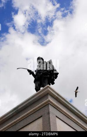 04/13/2008. Alcalá de Henares. Madrid. Statue von Miguel de Cervantes auf der Plaza de Cervantes. Foto: Von St. Bernhard. Archdc. Quelle: Album / Archivo ABC / Eduardo San Bernardo Stockfoto