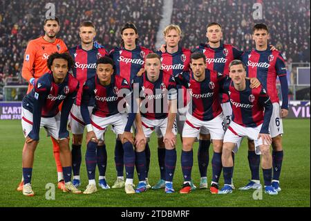 Bologna, Italien. 17. Dezember 2023. Team (Bologna) beim italienischen Spiel der Serie A zwischen Bologna 2-0 Roma im Renato Dall Ara Stadion am 17. Dezember 2023 in Bologna, Italien. Quelle: Maurizio Borsari/AFLO/Alamy Live News Stockfoto