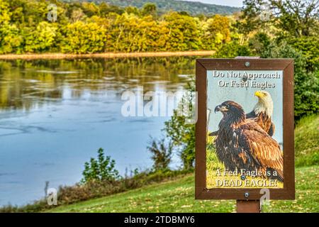Füttern Sie nicht das Eagles Sign am Cumberland River, der durch das Fort Donelson National Battlefield in Dover, Tennessee fließt. Stockfoto