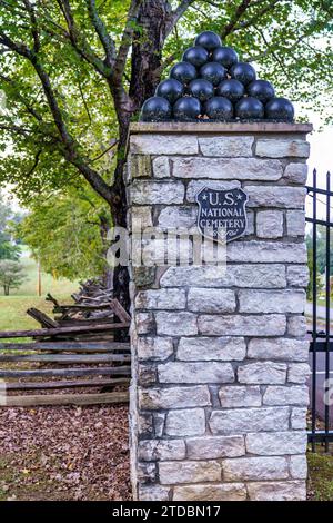 Markierer mit Kanonenkugeln am Eingang zum Fort Donelson National Cemetery in Dover, Tennessee. Stockfoto