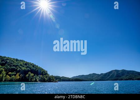 Die Sonne bildet den Sonnenstern über dem Lake Watuga in der Watuga Point Recreation Area im Cherokee National Forest, Hampton, Tennessee. Stockfoto