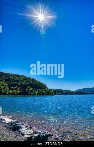 Die Sonne bildet den Sonnenstern über dem Lake Watuga in der Watuga Point Recreation Area im Cherokee National Forest, Hampton, Tennessee. Stockfoto