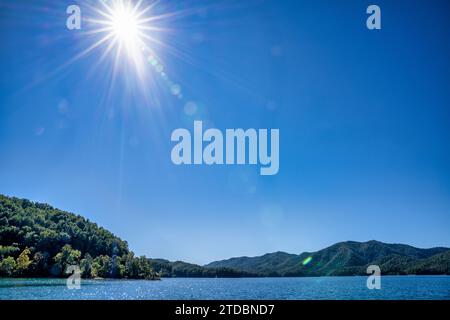 Die Sonne bildet den Sonnenstern über dem Lake Watuga in der Watuga Point Recreation Area im Cherokee National Forest, Hampton, Tennessee. Stockfoto