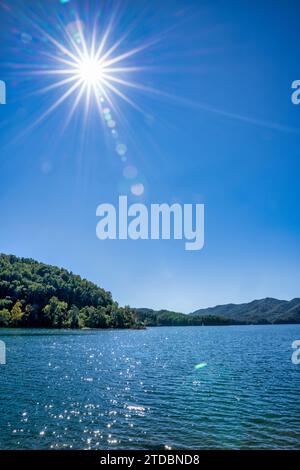 Die Sonne bildet den Sonnenstern über dem Lake Watuga in der Watuga Point Recreation Area im Cherokee National Forest, Hampton, Tennessee. Stockfoto