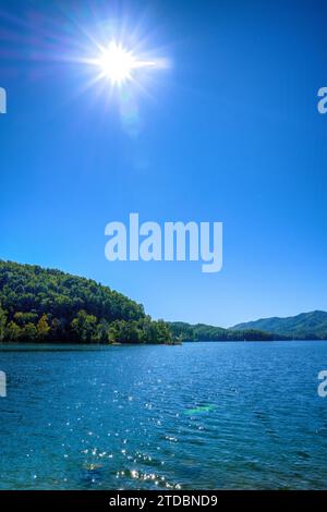 Die Sonne bildet den Sonnenstern über dem Lake Watuga in der Watuga Point Recreation Area im Cherokee National Forest, Hampton, Tennessee. Stockfoto