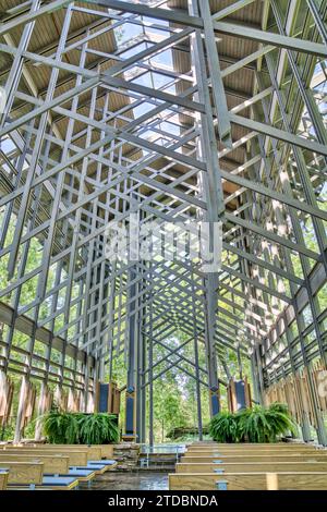 Das Innere der mit dem Architekturpreis ausgezeichneten Thorncrown Chapel, einem nicht konfessionellen Ort für Meditation und Hochzeiten in Eureka Springs, Arkansas. Stockfoto