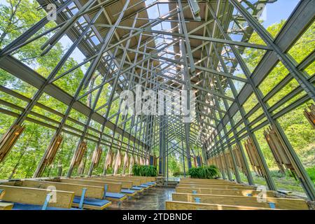 Das Innere der mit dem Architekturpreis ausgezeichneten Thorncrown Chapel, einem nicht konfessionellen Ort für Meditation und Hochzeiten in Eureka Springs, Arkansas. Stockfoto