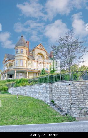 Ein viktorianisches Herrenhaus mit seinen Türmen auf einem Anwesen in Eureka Springs, Arkansas. Stockfoto