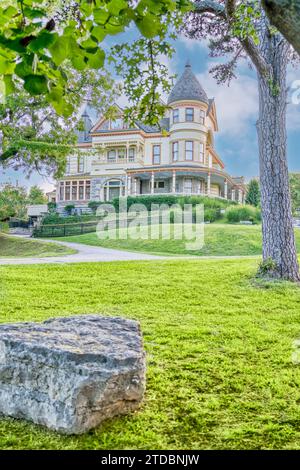 Ein viktorianisches Herrenhaus mit seinen Türmen auf einem Anwesen in Eureka Springs, Arkansas. Stockfoto