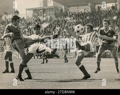 Betis18.- das Getafe-Betis-Spiel, das der Second Division League in der Saison 1978-79 entsprach, wurde im Las Margaritas Stadion ausgetragen. Im Bild streiten die Betis-Spieler Biosca und Benítez den Ball mit einem Gegner an. Antonio Benitez Fernandez. Linkshänder mit raffinierter Technik und bewährter Klasse. Er wurde am 2. Juni 1951 in Jerez de la Frontera geboren. 1969 erreichte er Betis in der Second Division. Am 3. Oktober 1971 debütierte er in der First Division im Spiel Valencia-Betis mit einem Sieg von 2-0 Levantin. Er blieb bis zum Ende der Saison 1982-83 bei Betis, danach kehrte er zurück Stockfoto