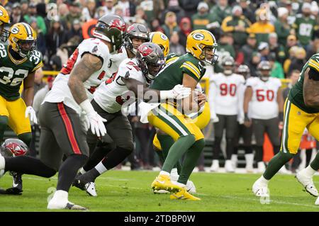 17. Dezember 2023: Tampa Bay Buccaneers Linebacker K.J. Britt (52) bekämpft Green Bay Packers Quarterback Jordan Love (10) in Green Bay, WI. Kirsten Schmitt/Cal Sport Media. Stockfoto