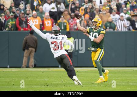 17. Dezember 2023: Green Bay Packers Quarterback Jordan Love (10) gibt den Ball gegen Tampa Bay Buccaneers Safety Antoine Winfield Jr. (31) in Green Bay, WI. Kirsten Schmitt/Cal Sport Media. Stockfoto