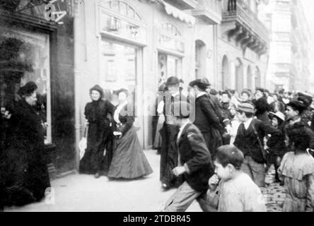 San Sebastián, März 1906. Der Bischof von Nottingham und der Pfarrer Aristizábal spazieren durch die Straßen der Stadt, gefolgt von den Menschen. Quelle: Album / Archivo ABC / Francisco Goñi Stockfoto