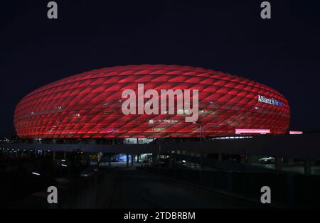 München, Deutschland 17. Dezember 2023: Fussball, Herren, Bundesliga, Saison 2023/2024, FC Bayern München - VFB Stuttgart, Allianz Arena die Allianz Arena am Abend, rot beleuchtet, Stadion, Aussenansicht, FC Bayern München DFB, DFL Vorschriften verbieten die Verwendung von Fotografien als Bildsequenzen und/oder Quasi-Video Stockfoto