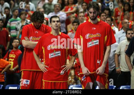 Madrid, 16.09.2007. Die Spieler der spanischen Basketballmannschaft Pau und Marc Gasol und Calderón am Ende des Finales gegen Russland. Spanien verlor 59-60. Foto: Francisco Seco. Quelle: Album / Archivo ABC / Francisco Seco Stockfoto