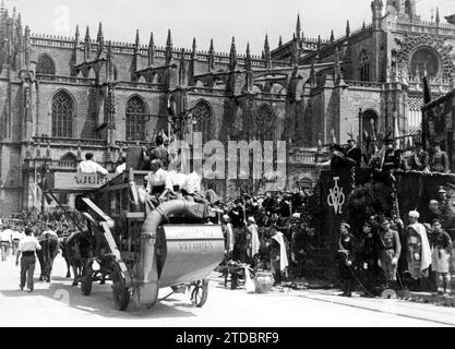 04/30/1943. Der Generalissimo hat den Vorsitz über eine große Konzentration von 40.000 Falangisten. Moment der Parade vor dem Stand von Caudillo, der konzentrierten Produzenten mit ihren landwirtschaftlichen Maschinen und Arbeitsgeräten. Quelle: Album / Archivo ABC / José Zegri Stockfoto