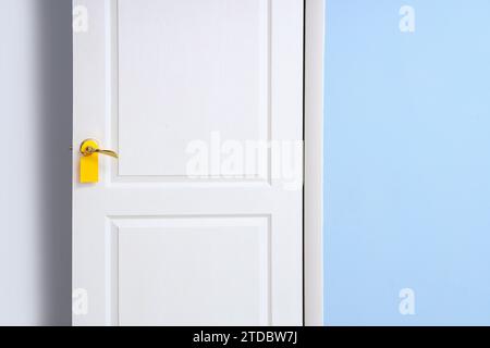 Holztür mit Kleiderbügel im Hotelzimmer Stockfoto