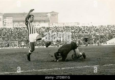 Februar 1944. Er kam in Spanien unter Vertrag von Real Madrid für die Saison 1971-72 an. Er debütierte am 5. September 1971 genau in einem Real Madrid-Betis-Spiel, wobei Blanca mit 2:0 gewann. In Madrid spielte er zwei Saisons, 71-72 und 72:73, in denen er 26 Spiele spielte und sieben Tore erzielte. Mit Betis spielte er in der ersten Liga zwischen 1974-75 und 1979-80, in der er 94 Spiele absolvierte und 27 Tore erzielte. Im Bild spielte Anzarda vor Torhüter Miguel Reina im Spiel Betis-Atlético de Madrid am 14. November 1976 entsprechend der Saison 1976-77 und endete mit einer 1-0 B Stockfoto