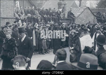 02/28/1923. Goldsborough. Die Taufe des ersten Enkels der Könige von England (George Lascelles, 7. Earl of Harewood). Die königliche Prozession ging zur Stadtkirche, wo die Zeremonie stattfand. Davor die Königin mit dem Viscount von Lascelles, ihrem politischen Sohn, dann der König mit Prinzessin Maria und schließlich die Krankenschwester mit dem Kind. Quelle: Album/Archivo ABC Stockfoto