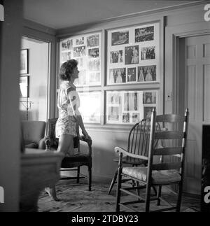 HYANNIS PORT, MA-JUNI 1953: Jacqueline Bouvier im Urlaub an der Kennedy Compound im Juni 1953 in Hyannis Port, Massachusetts. (Foto von Hy Peskin) Stockfoto