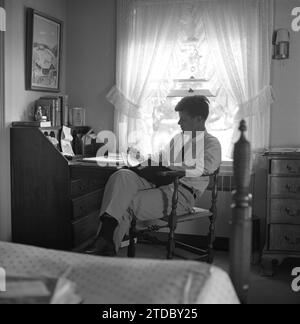 HYANNIS PORT, MA - JUNI 1953: Senator John F. Kennedy im Urlaub an der Kennedy Compound im Juni 1953 in Hyannis Port, Massachusetts. (Foto von Hy Peskin) Stockfoto