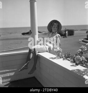 HYANNIS PORT, MA-JUNI 1953: Jacqueline Bouvier im Urlaub an der Kennedy Compound im Juni 1953 in Hyannis Port, Massachusetts. (Foto von Hy Peskin) Stockfoto